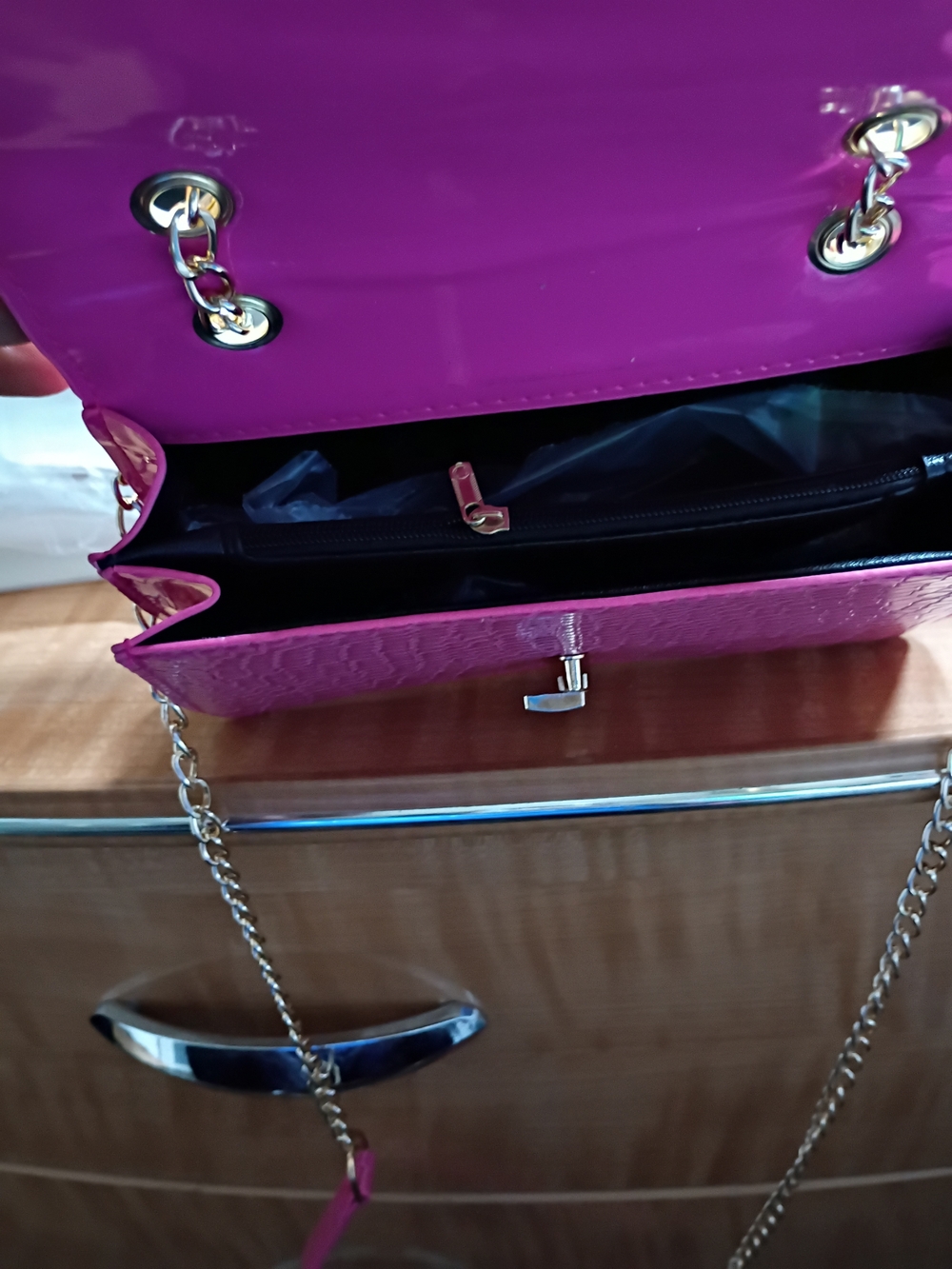 Fuchsia Croc-Embossed Chain Shoulder Bag - Gold Hardware - Picture 4 of 6
